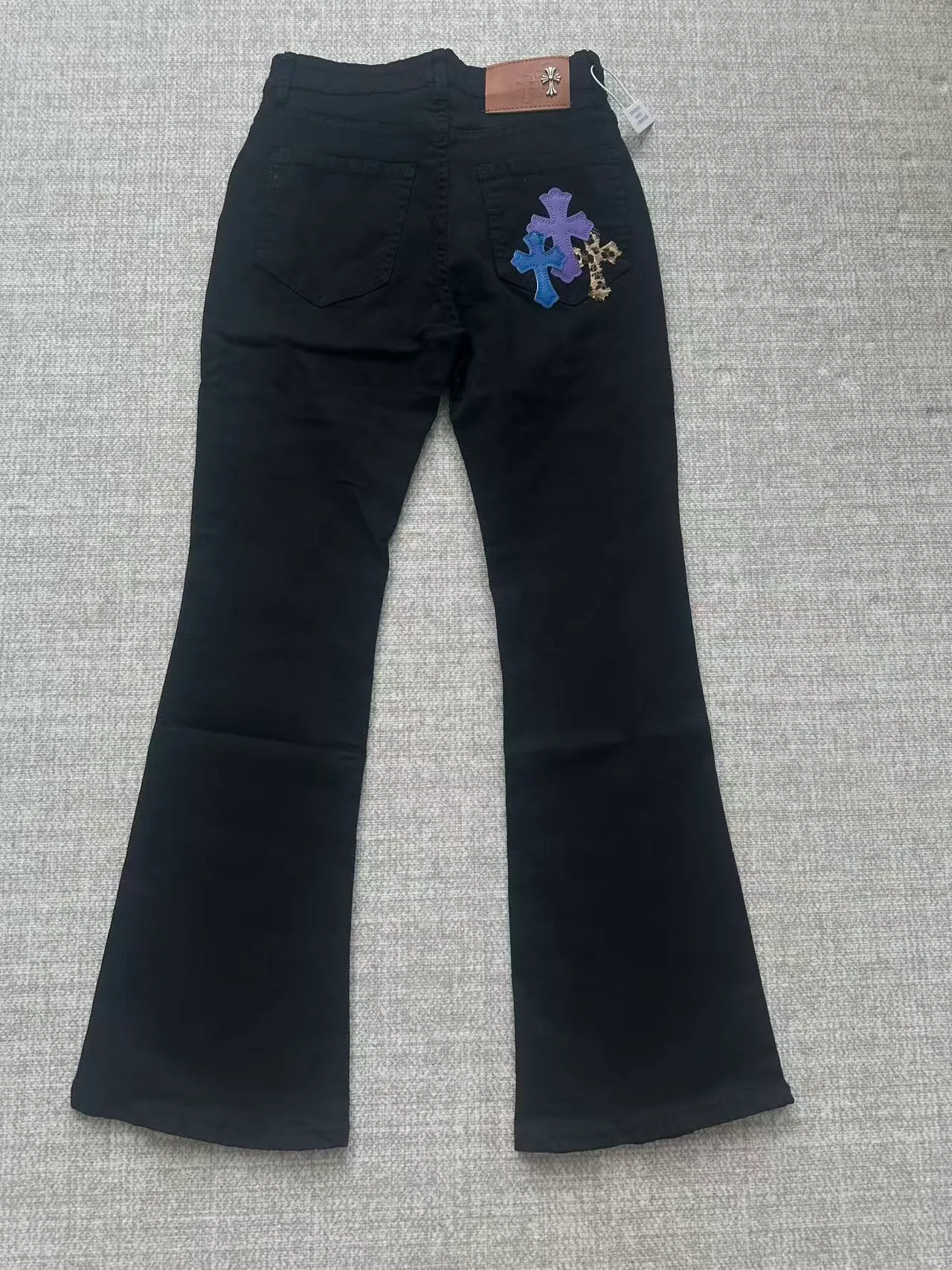 P176 Style No. Cc928 Chrome hearts high street patch jeans Chrome hearts vibe style versatile jeans are the most popular high street style at the moment. Made of beaded canvas fabric, heavy washing makes the upper body of the fabric more textured and the pants are tall and straight! The three-dimensional cutting of the whole trousers is a masterpiece! The beaded canvas fabric is thick and soft after washing. It has good breathability. Customized small leather label. Unique design. The details are in place, simple and elegant, and the workmanship is exquisite. The entire trousers are neatly routed and the details are in place! It’s so cool. It’s a genderless trend that both men and women can easily control. Color: Picture color. Sizes M-XXL